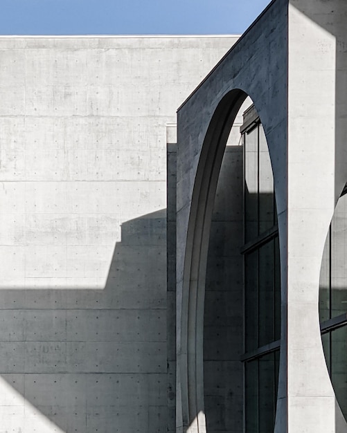 写真 晴れた空に照らされた近代的な建物の低角度の景色