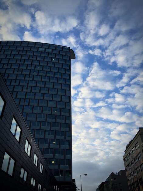 Фото Низкоугольный вид современного здания на облачном небе