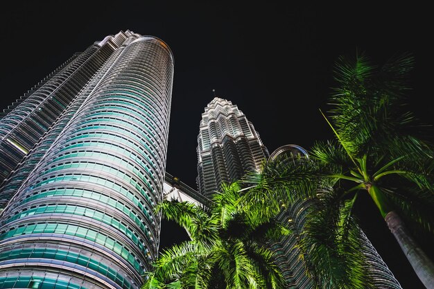 写真 夜の空を背景に近代的な建物の低角度の景色