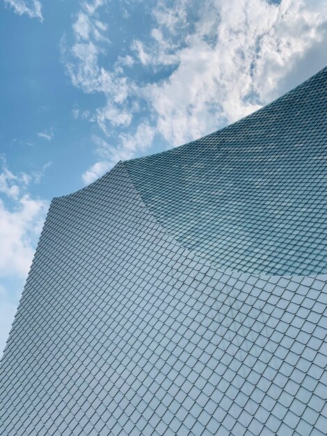 写真 天空を背景に近代的な建物の低角度の景色