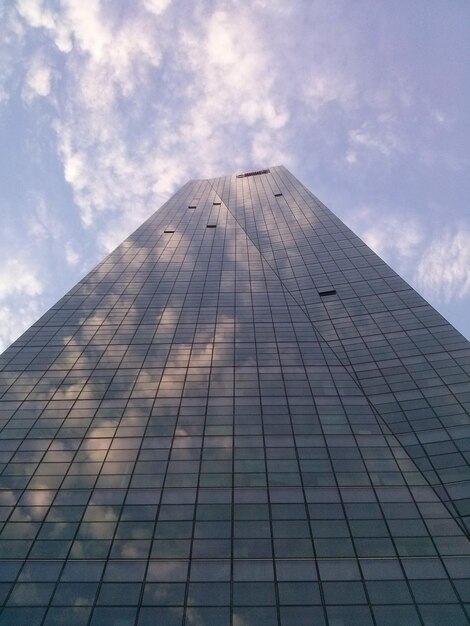 Фото Низкоугольный вид современного здания на небо