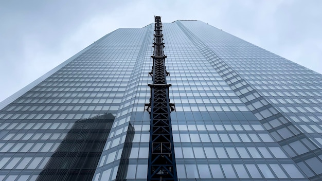 写真 天空を背景に近代的な建物の低角度の景色