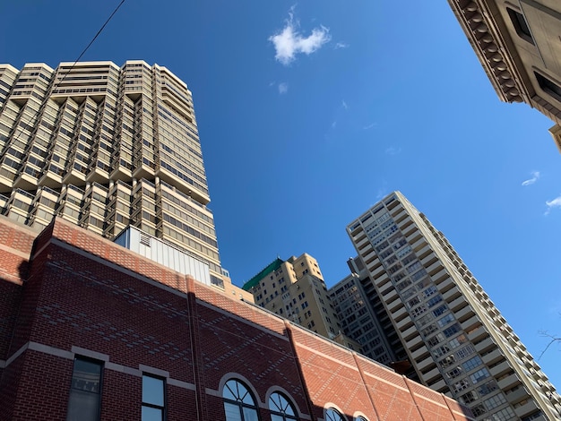 写真 青い空を背景に近代的な建物の低角度の景色