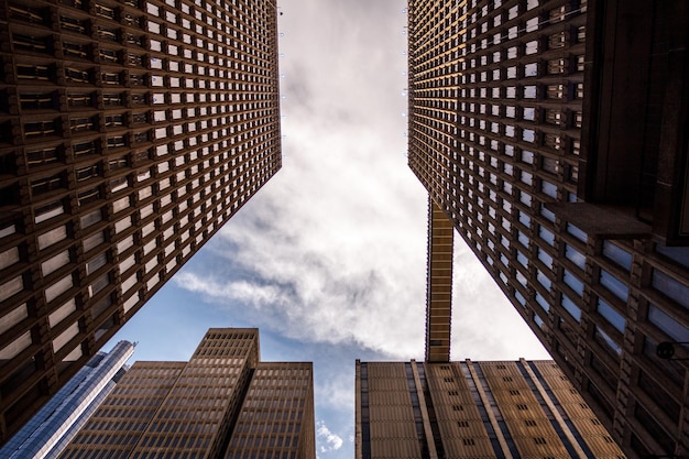 写真 雲の空を背景に近代的な建物の低角度の景色