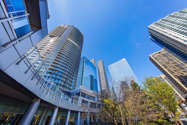 写真 天空を背景に近代的な建物の低角度のビュー