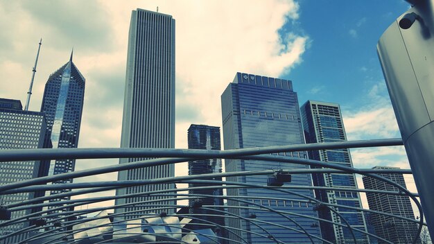 写真 空に照らされた近代的な建物の低角度の景色