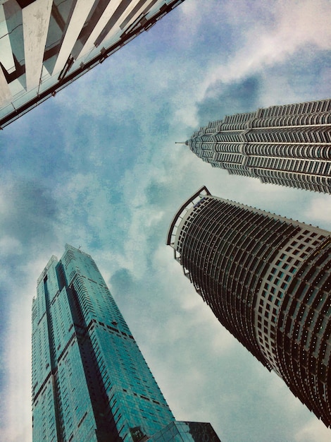 Фото Низкоугольный вид современных зданий на небо