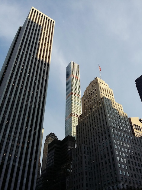 사진 하늘을 배경으로 현대적인 건물의 낮은 각도 뷰
