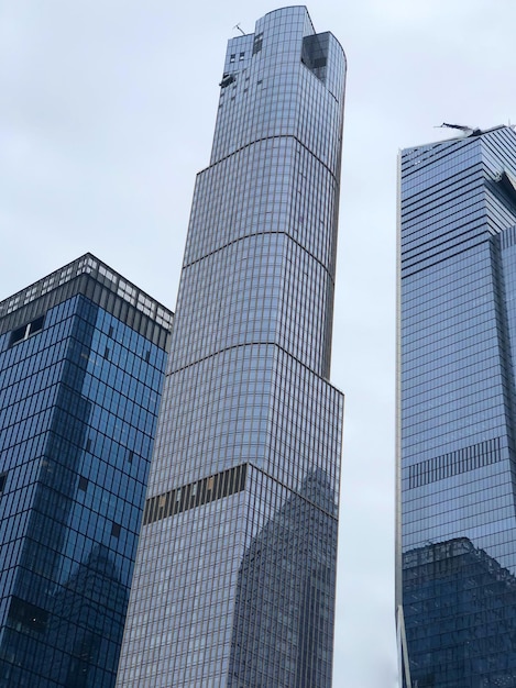 写真 天空を背景に近代的な建物の低角度のビュー