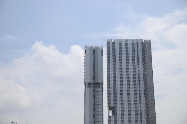 사진 하늘을 배경으로 현대 건물의 낮은 각도 시각