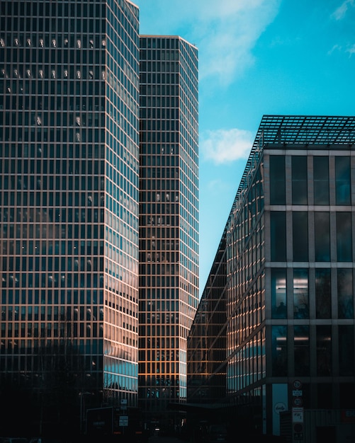 写真 天空を背景に近代的な建物の低角度のビュー