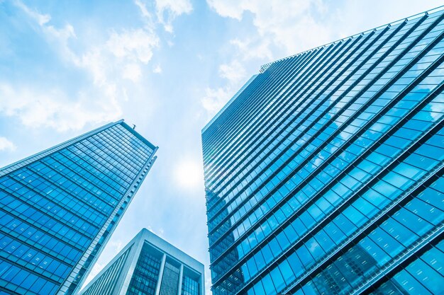 写真 空に照らされた近代的な建物の低角度の景色