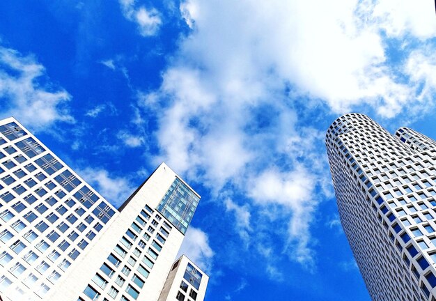 写真 天空を背景に近代的な建物の低角度のビュー
