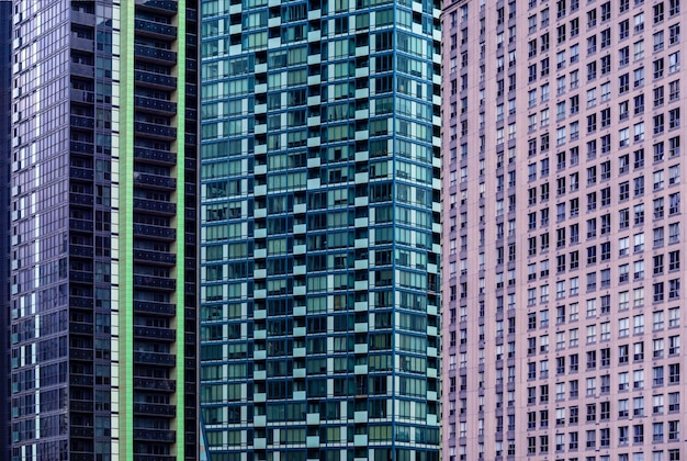 Фото Низкоугольный вид современных зданий в городе
