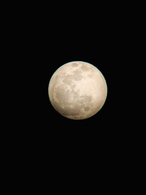 Фото Низкоугольный вид луны на темном небе