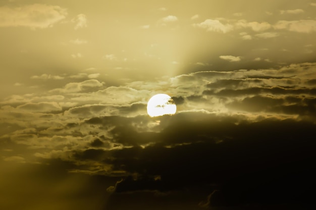 写真 夕暮れの空と月を低角度で眺める