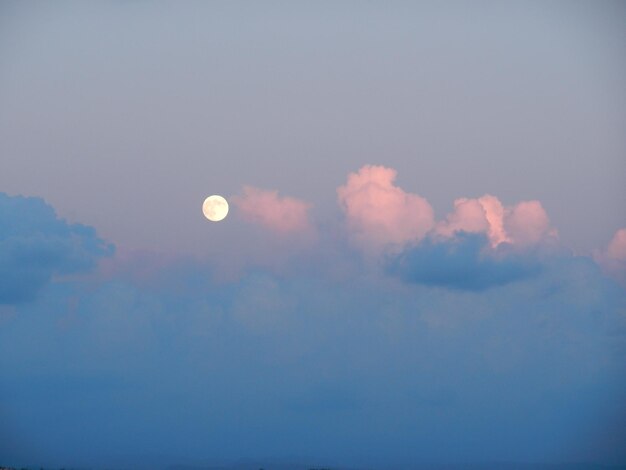 사진 구름이 가득 한 하늘 에서 달 을 낮은 각도 에서 볼 수 있다