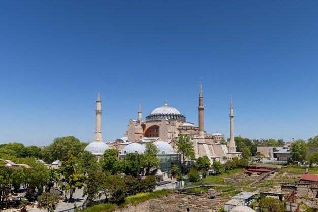 写真 明るい青い空の背景にあるモスクの低角度の景色 ハギア・ソフィア