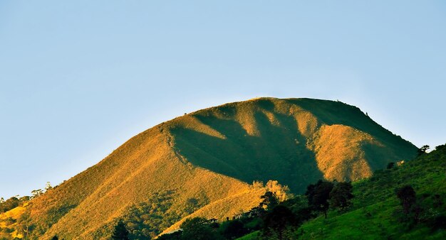 写真 明るい空を背景にした低角度の山の景色