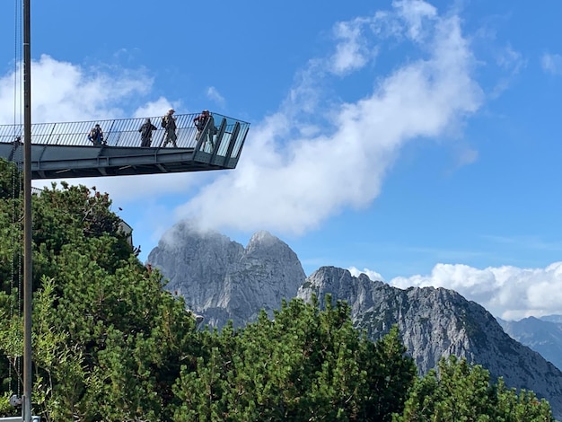 写真 雲の空を背景にした山の低角度の景色