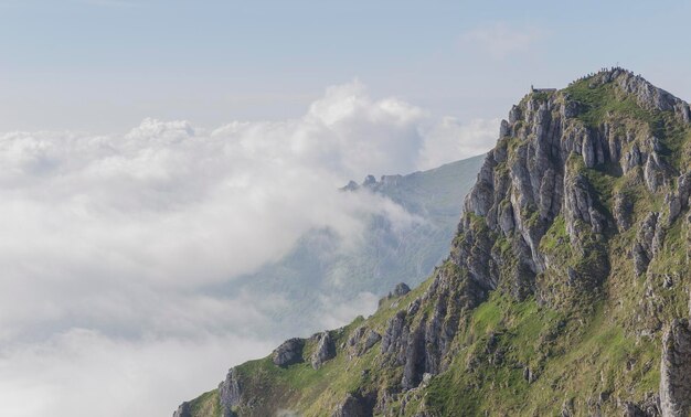 写真 天空を背景にした山の低角度の景色