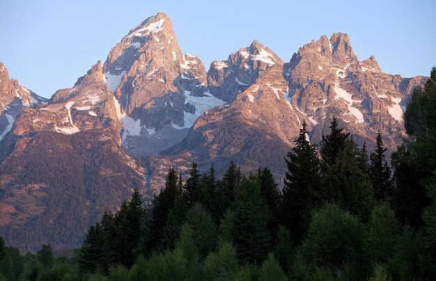 写真 夕暮れの空を背景にした山の低角度の景色