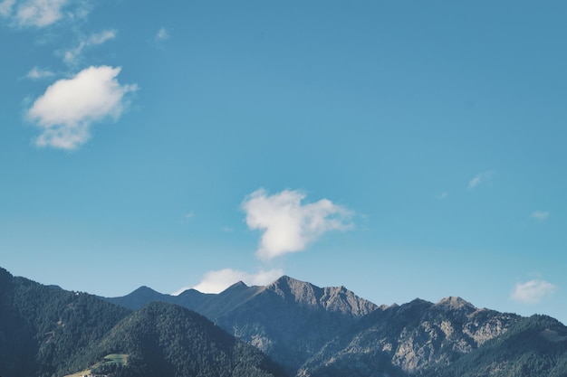 写真 空に照らされた山の低角度の景色