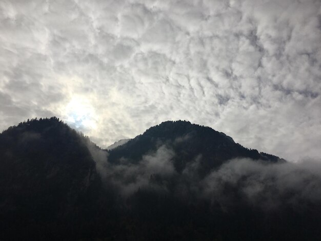 写真 空に照らされた山の低角度の景色