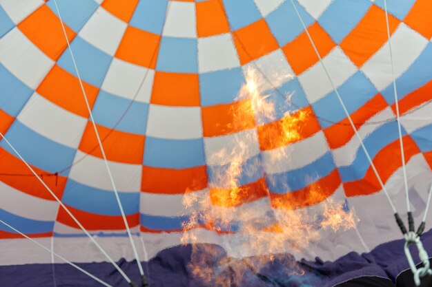 写真 空に向かって多色の熱気球の低角度の眺め