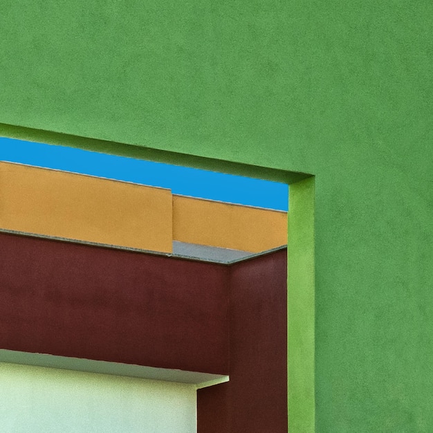 사진 건물의 다채로운 벽의 낮은 각도 시각