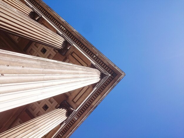 写真 晴れた空に照らされた博物館の低角度の景色