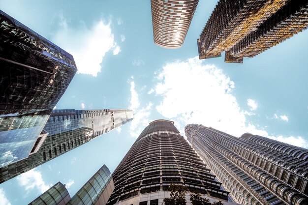 写真 空に照らされたオフィスビルの低角度の景色