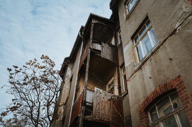 Фото Низкоугольный вид старого заброшенного здания на небо