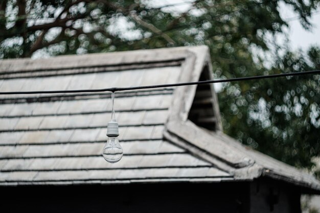 写真 古い屋根と建物の低角度の景色