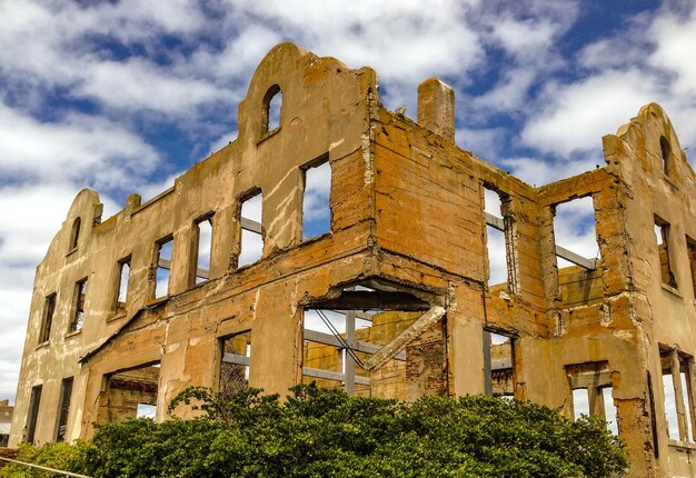 写真 アルカトラズ島の古い廃墟の低角度の景色