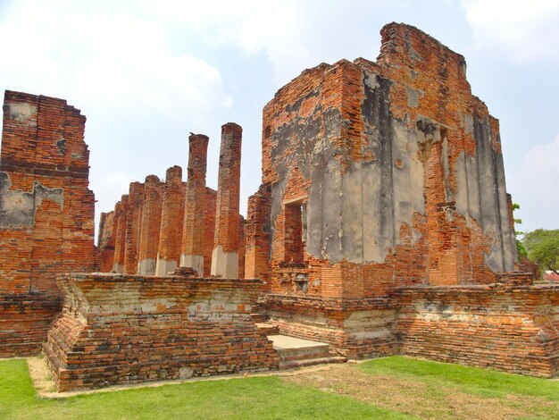 写真 空に照らされた古い寺院の低角度の景色