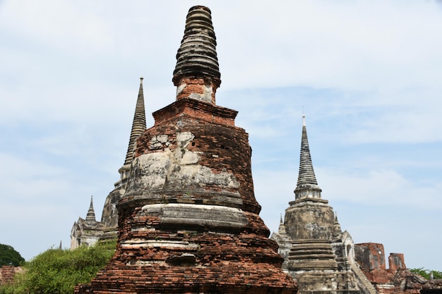 Фото Низкоугольный вид старого храмового здания на фоне skywat phra si sanphet ayutthaya ayutthaya thailand