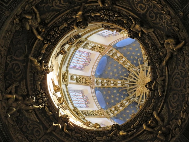 Фото Низкоугольный вид украшенного потолка здания
