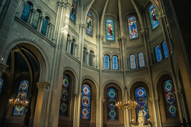 写真 建物の装飾された窓の低角度の眺め