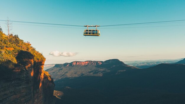 写真 空上のケーブルカーを空から低角度で眺める