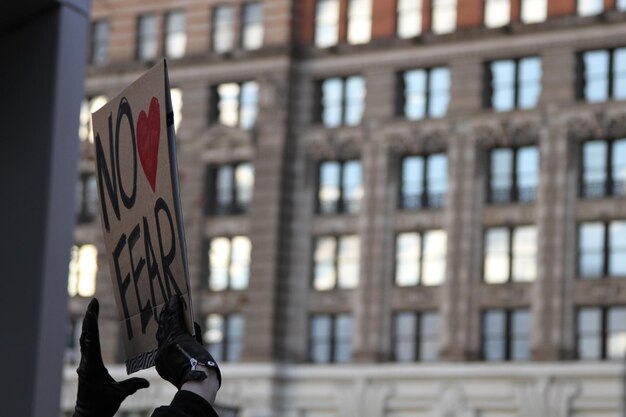 Фото Низкий угол зрения человека, держащего рекламный щит протеста