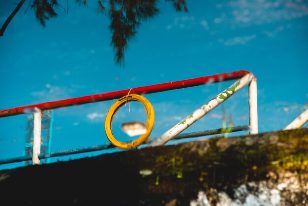 写真 青い空を背景にレールの低角度の視点