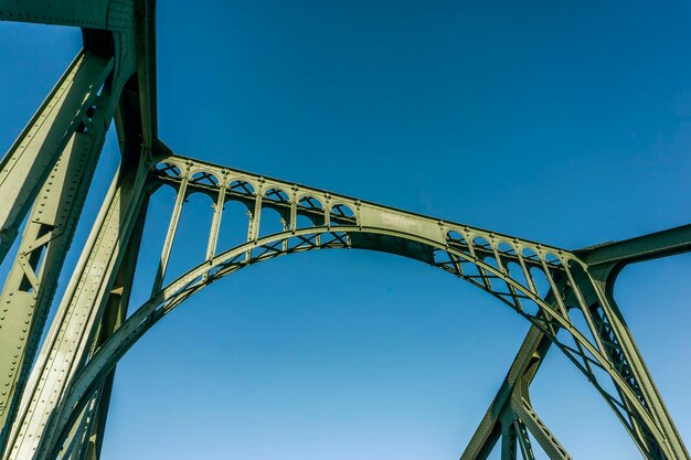 写真 澄んだ青い空に照らされた鉄道橋の低角度の景色