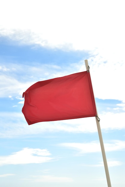 写真 空に照らされた赤い旗の低角度の景色