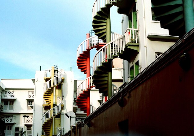 写真 空に照らされた住宅の低角度の景色