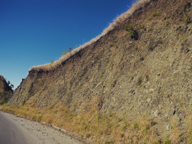 写真 明るい青い空を背景にした道路の低角度の景色