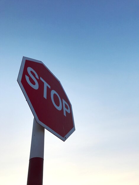 写真 青い空に照らされた道路標識の低角度の視点