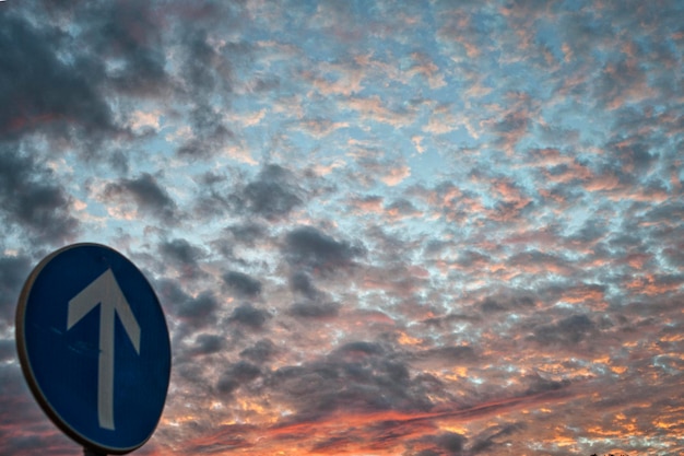 Фото Низкоугольный вид дорожного знака на небо во время захода солнца