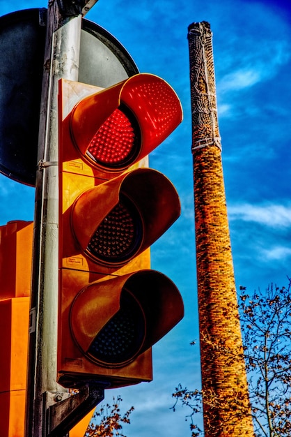 写真 空に向かって道路標識の低角度のビュー