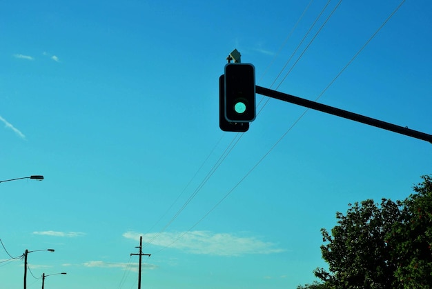 사진 ⁇ 은 파란 하늘을 배경으로 도로 신호의 낮은 각도 뷰